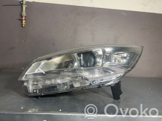 Ford Kuga II Priekinis žibintas 