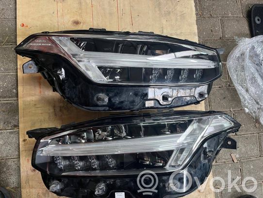 Volvo XC90 Priekinių žibintų komplektas 