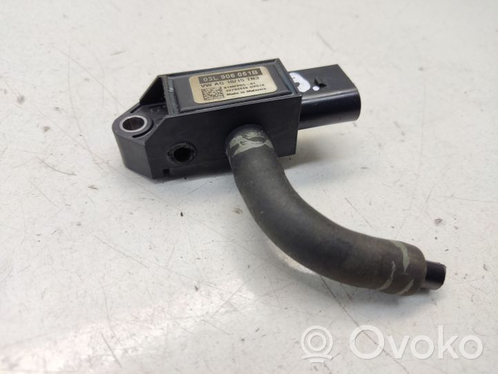 Volkswagen Golf VII Capteur de pression des gaz d'échappement 03L906051B