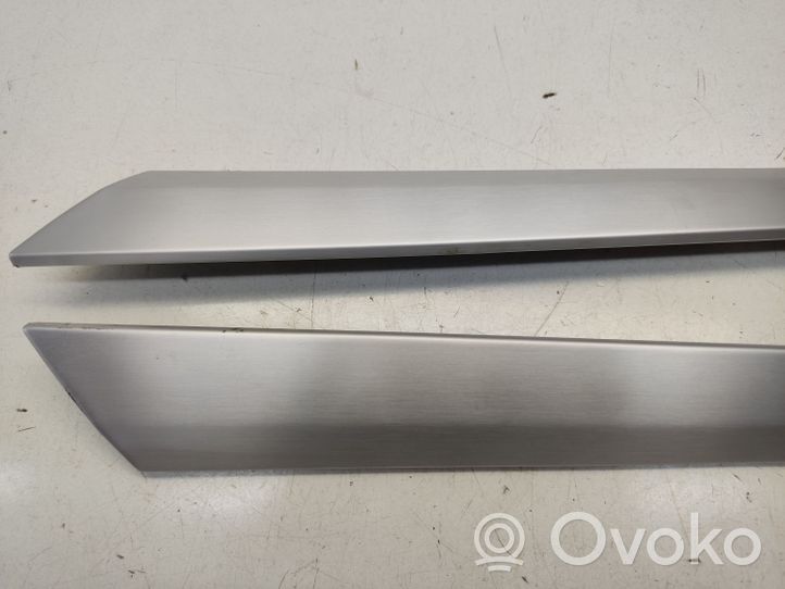 Mercedes-Benz R W251 Set di rivestimento del pannello della portiera A2517200122