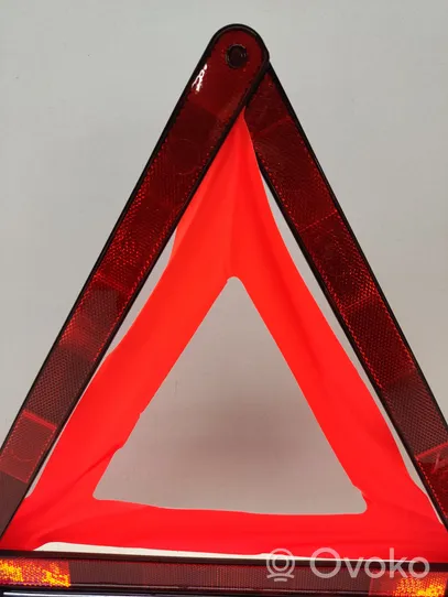Mercedes-Benz ML W164 Triangle d'avertissement A1648900097
