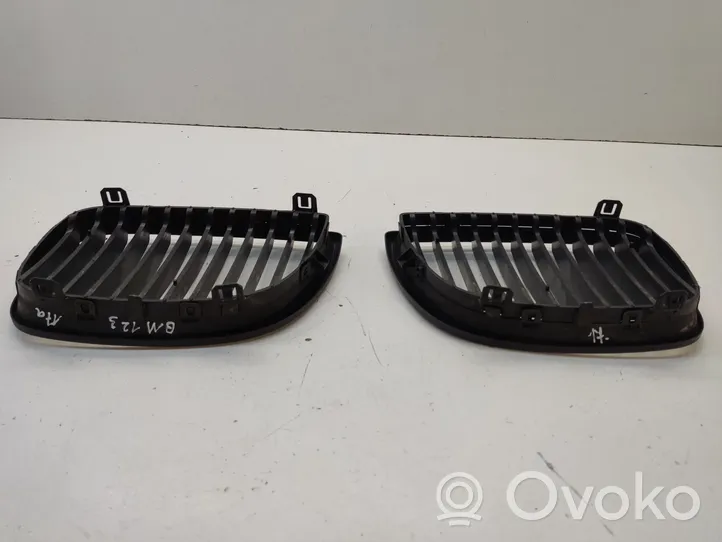 BMW 1 E81 E87 Grille calandre supérieure de pare-chocs avant 7077130