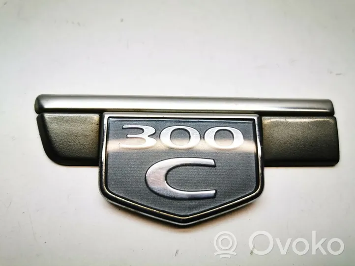 Chrysler 300 - 300C Litery / Emblematy na błotnik przedni C22338