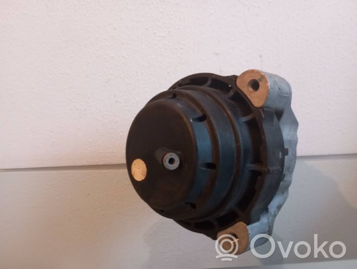 BMW 5 G30 G31 Variklio pagalvė 6883514