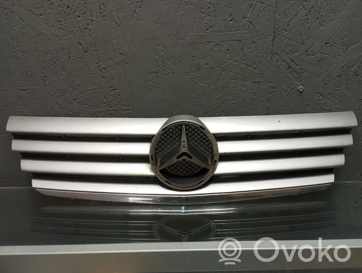 Mercedes-Benz C W203 Grille de calandre avant A2038800383