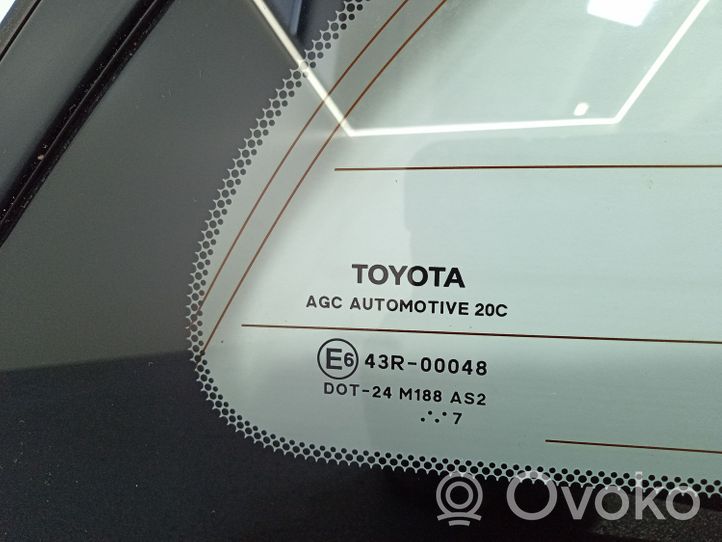 Toyota Avensis T270 Aizmugurējais virsbūves sānu stikls 