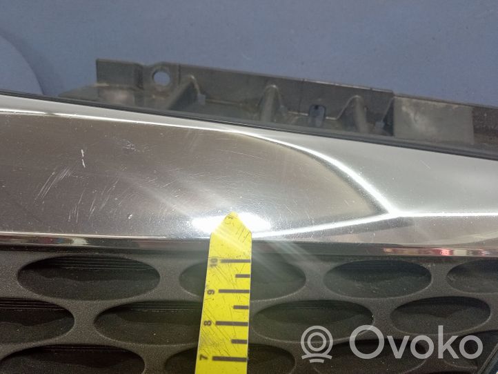 Mazda MPV II LW Grille de calandre avant LE43B0712