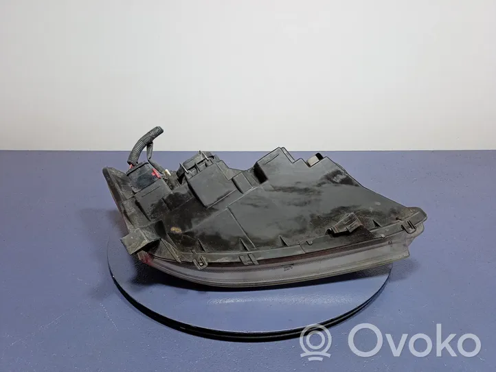 Toyota Corolla E120 E130 Lampa przednia 81150-02150-00