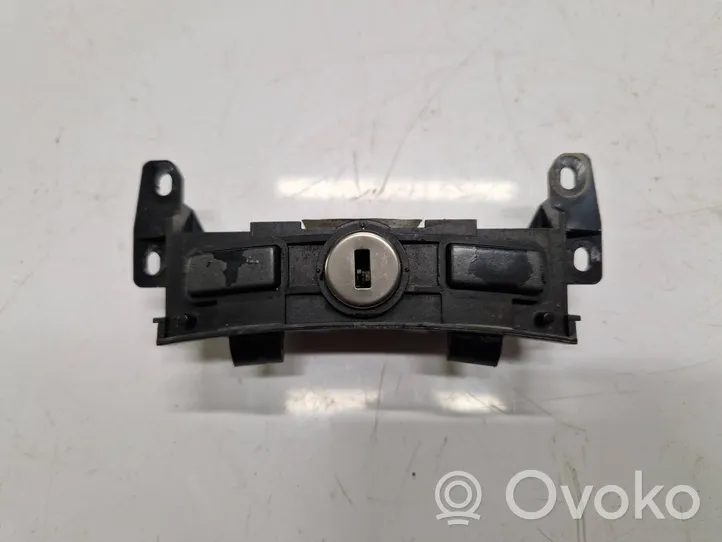 BMW 7 E65 E66 Armrest lock 81422001