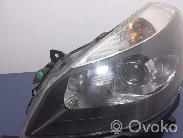 Renault Clio III Lampa przednia 7701061075