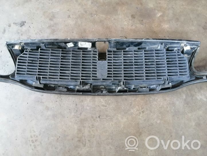 Renault Safrane Grotelės viršutinės 7700847090