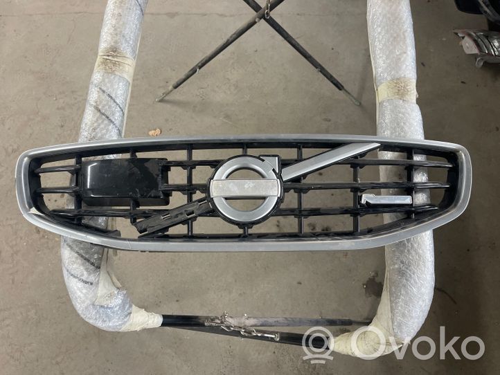 Volvo S60 Grille calandre supérieure de pare-chocs avant 31323339