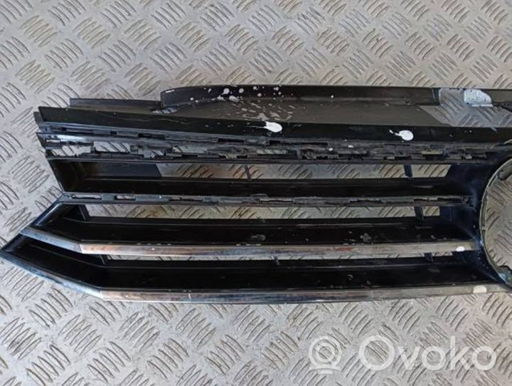 Volkswagen PASSAT B8 Grotelės viršutinės 3G0853651