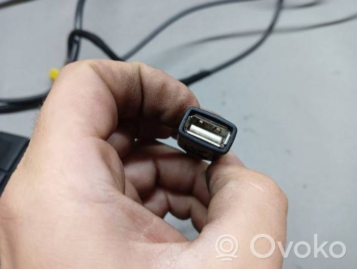 Audi A3 S3 8V USB-pistokeliitin 8V0035736