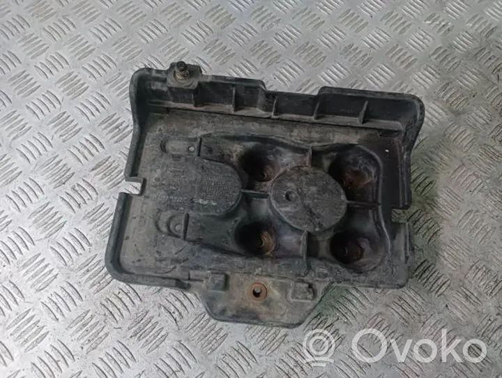 Audi A3 S3 8L Staffa di montaggio della batteria 1J0915333A