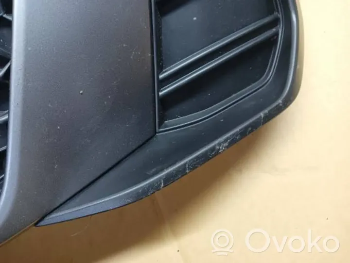 Audi A1 Grille inférieure de pare-chocs avant 82A807681D