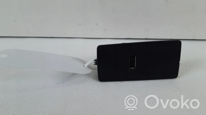 Volvo V60 Gniazdo / Złącze USB 31438295