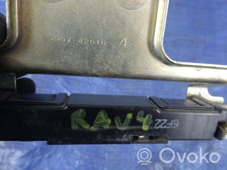 Toyota RAV 4 (XA40) Antena wewnętrzna 8999742010