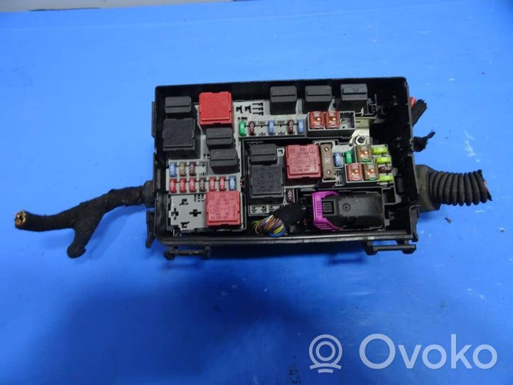 Opel Meriva B Boîte à fusibles 13292736