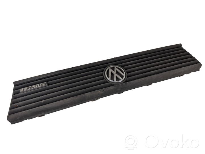 Volkswagen PASSAT B2 Maskownica / Grill / Atrapa górna chłodnicy 321853653K