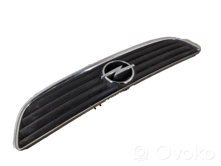 Opel Zafira A Front bumper upper radiator grill 90580685