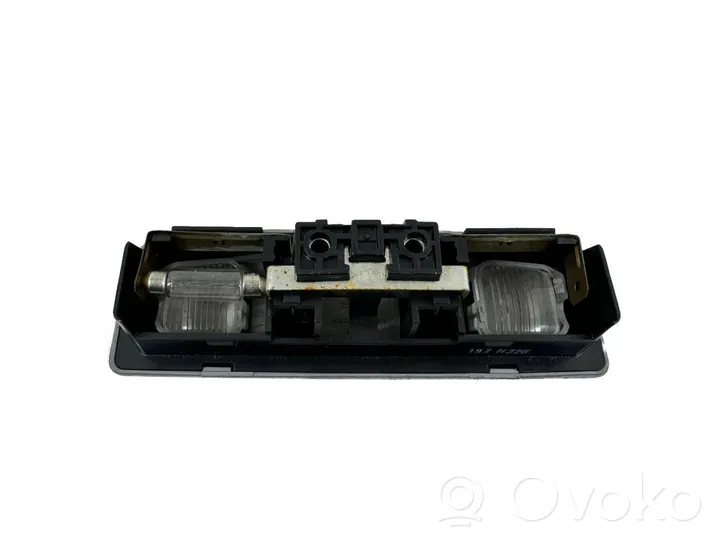 Mitsubishi Carisma Luz del asiento trasero MB947239