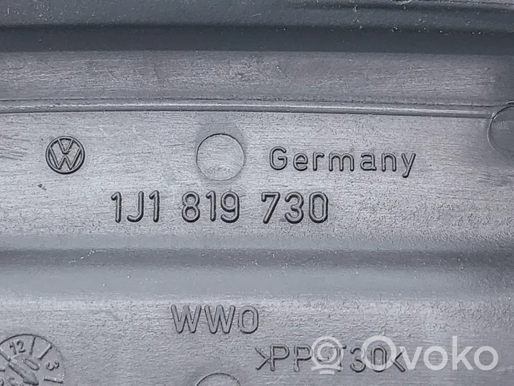 Volkswagen Golf IV Kojelaudan sivutuuletussuuttimen kehys 