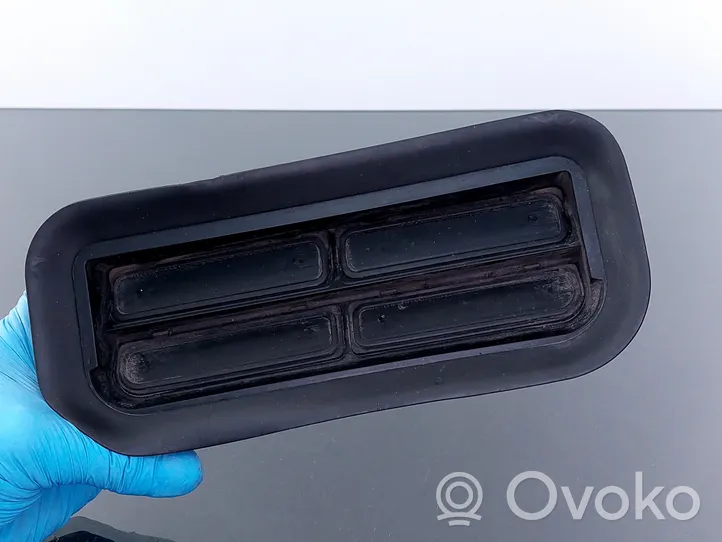 Volkswagen Phaeton Quarter panel pressure vent 