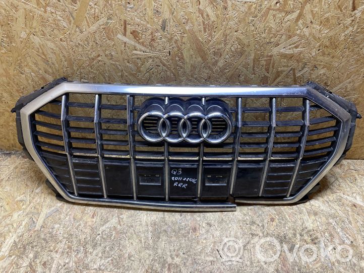 Audi Q3 8U Etupuskurin ylempi jäähdytinsäleikkö 
