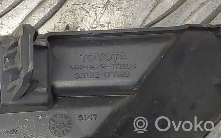 Toyota Yaris Etupuskurin ylempi jäähdytinsäleikkö 531230D020