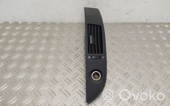 Toyota Corolla Verso AR10 Grille d'aération centrale 5568064010