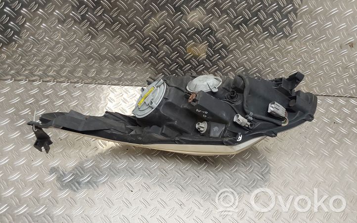 Toyota Avensis T270 Lampa przednia 8112605310