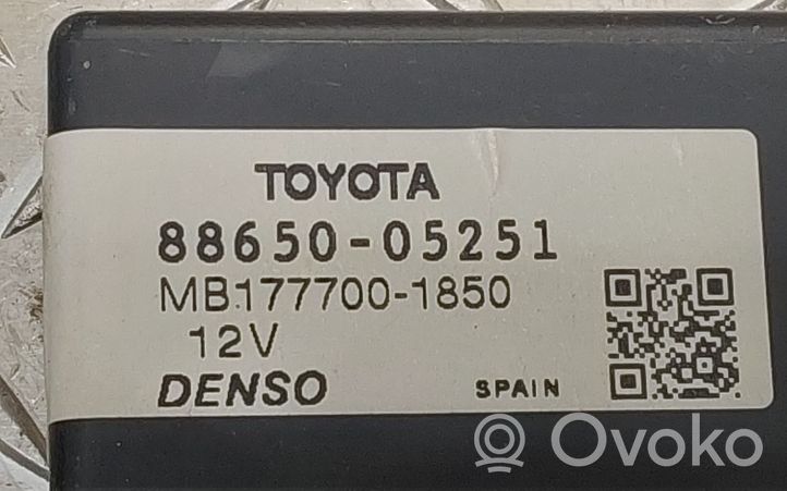 Toyota Avensis T270 Steuergerät Klimaanlage 8865005251