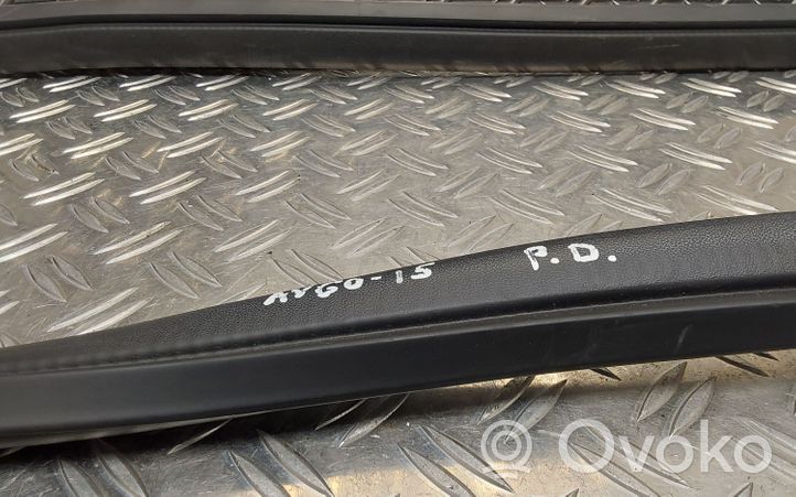 Toyota Aygo AB40 Передняя уплотнительная резина (на кузове) 
