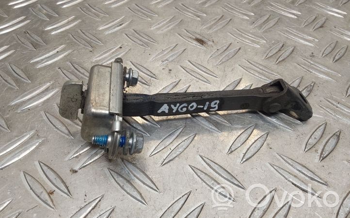 Toyota Aygo AB40 Ogranicznik drzwi tylnych 