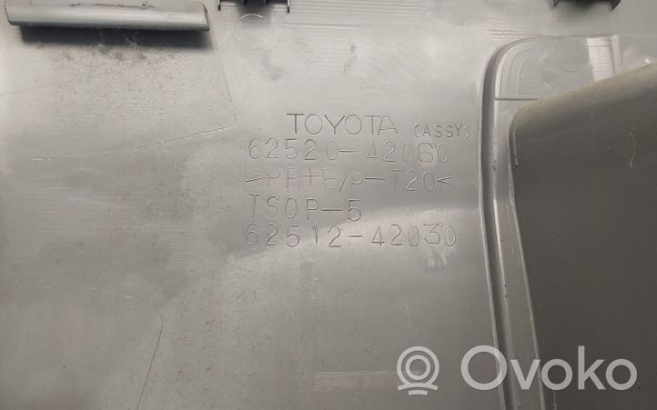 Toyota RAV 4 (XA20) Tavaratilan/takakontin alempi sivuverhoilu 6252042060