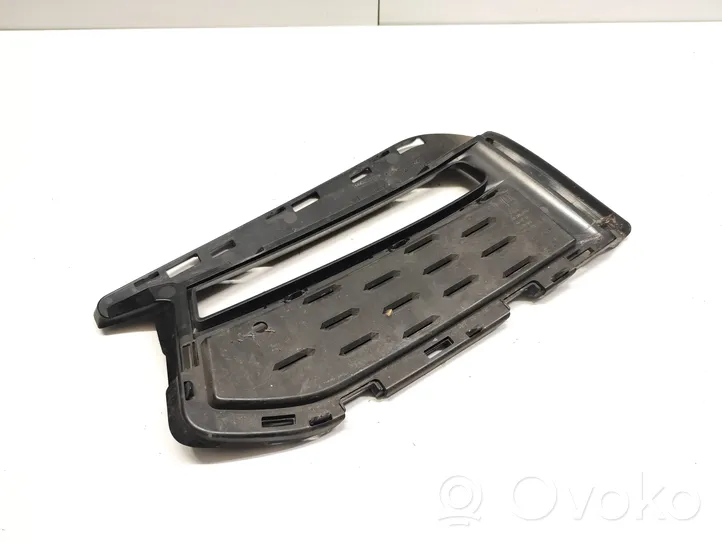 BMW 5 G30 G31 Mascherina inferiore del paraurti anteriore 8064964