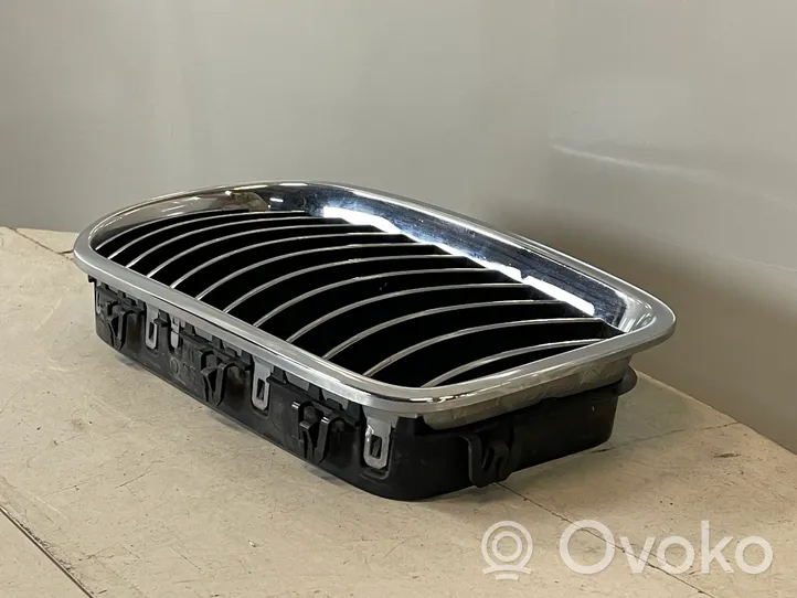 BMW 5 F10 F11 Maskownica / Grill / Atrapa górna chłodnicy 51137200727