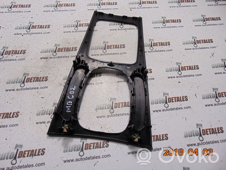 Mercedes-Benz C AMG W203 Rivestimento in plastica cornice della leva del cambio A2036809239