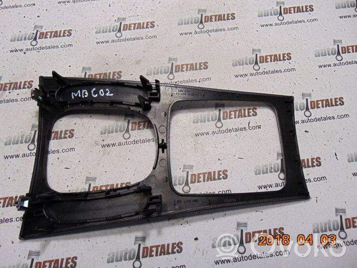 Mercedes-Benz C AMG W203 Rivestimento in plastica cornice della leva del cambio A2036809239