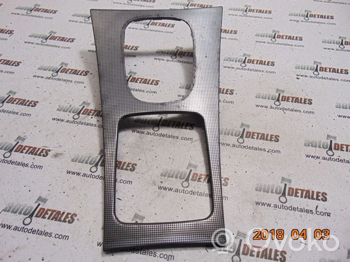 Mercedes-Benz C AMG W203 Rivestimento in plastica cornice della leva del cambio A2036809239