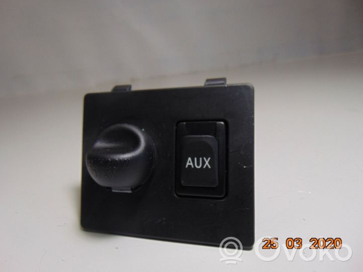 Toyota Avensis T270 Connettore plug in AUX 5891505020