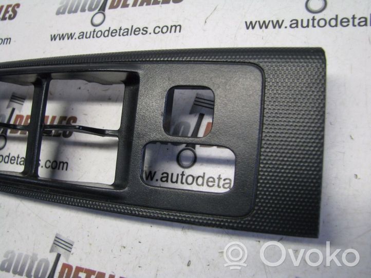 Toyota Corolla Verso AR10 Support bouton lève vitre porte avant 742310F010