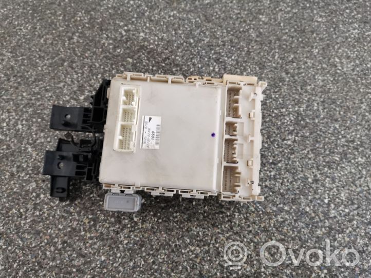 Toyota Urban Cruiser (XP110) Module de fusibles 8273052J00