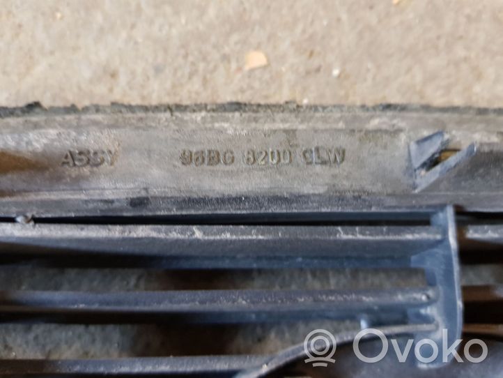 Ford Mondeo MK II Grille calandre supérieure de pare-chocs avant 96BG8200C