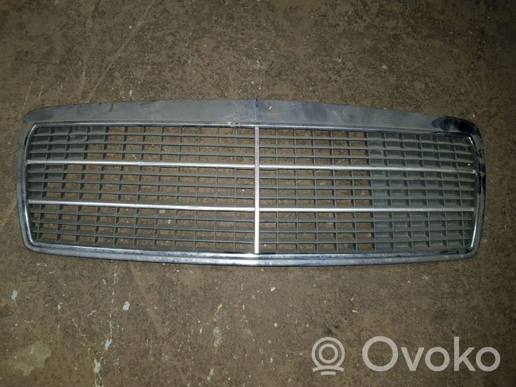 Mercedes-Benz E W210 Maskownica / Grill / Atrapa górna chłodnicy 2108880623