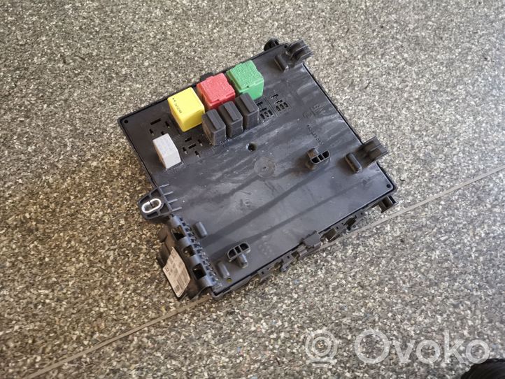 Opel Vectra C Module de fusibles 13205781