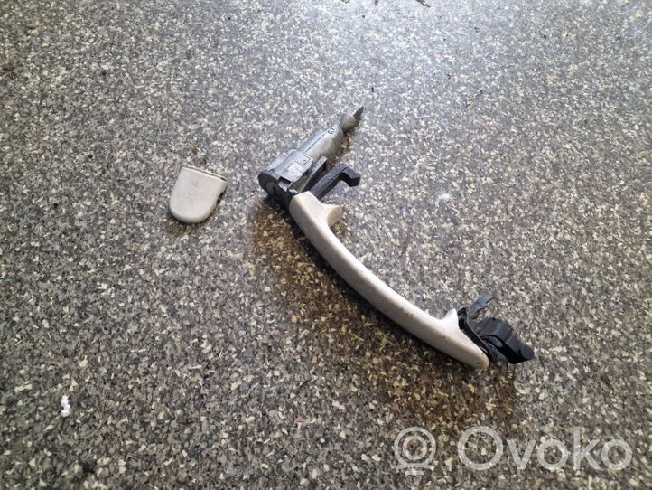 Volkswagen Tiguan Front door exterior handle 