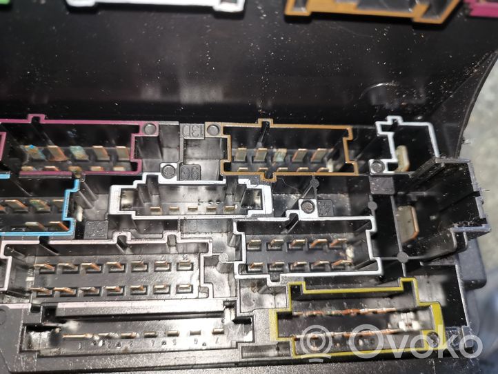 Mercedes-Benz SLK R172 Module de fusibles A2129003614