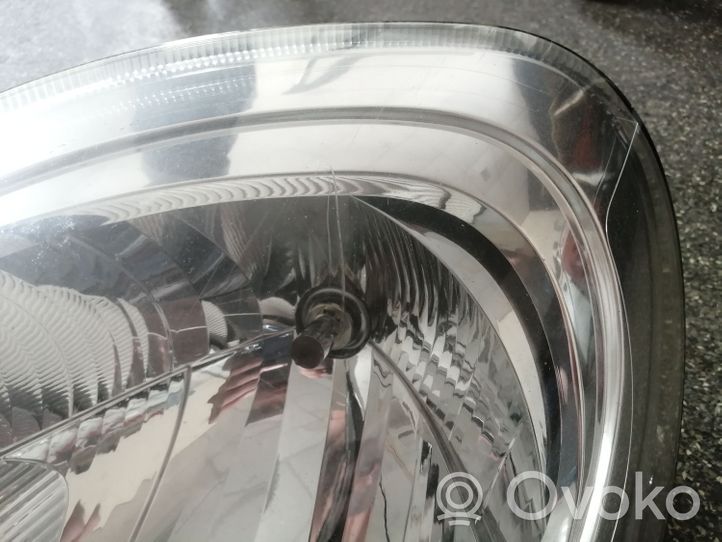 Opel Vivaro Lampa przednia 8200701354